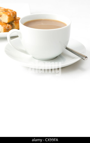 Heiße Tasse Tee mit Kuchen auf einem Teller Stockfoto