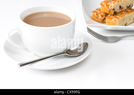 Tasse Tee mit drei Scheiben von Obstkuchen Stockfoto