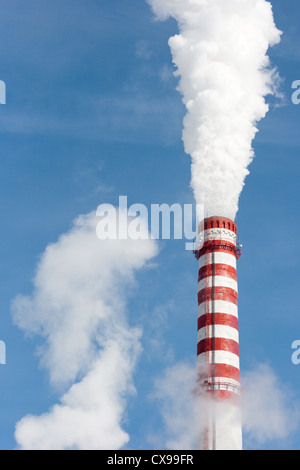 Gas-Kraftwerk Stack Closeup Rauchen Stockfoto