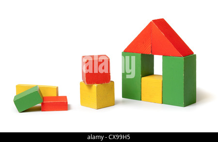 Einfaches Haus aus bunte Holzbausteine Stockfoto