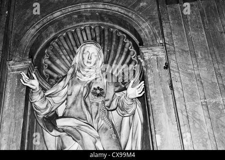 Architekturdetail des religiösen Symbols im Inneren der Basilika San Pietro (San Pietro) im Vatikan Stockfoto