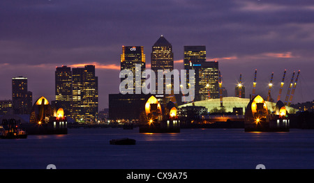 O2-Arena und Canary Wharf Towers angesehen von der Thames Barrier in London, Vereinigtes Königreich. Stockfoto