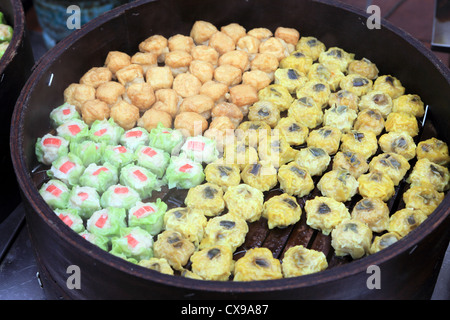 Chinesische dim Sum Kochen im Pan am Stall Inverkehrbringen Jonker Street in Chinatown, Melaka Stockfoto