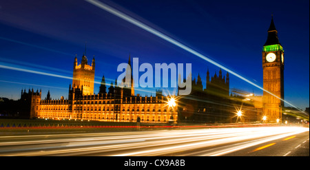 Verkehr-Trails auf Westminster Bridge mit Houses of Parliament und Big Ben im Hintergrund in Westminster, London, UK.