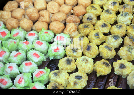 Chinesische dim Sum Kochen im Pan am Stall Inverkehrbringen Jonker Street in Chinatown, Melaka Stockfoto