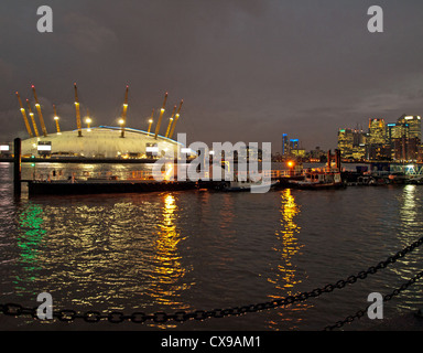 Nachtansicht der 02 Arena zeigt die Themse und die Canary Wharf Wolkenkratzer auf der rechten Seite. Stockfoto