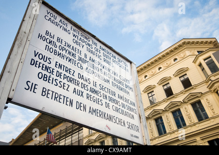 Replik des Originals treten Sie dem amerikanischen Sektor Schild am Checkpoint Charlie in Berlin, Deutschland Stockfoto
