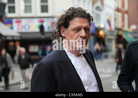 Starkoch und Restaurateur Marco Pierre White nimmt eine Auszeit von den Dreharbeiten in Soho in London. Stockfoto