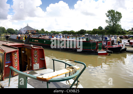 Bunte Narrowboats in Alvecote Marina, Coventry-Kanal, in der Nähe von Tamworth, Staffordshire, England, Vereinigtes Königreich, während die 2012-Alvecote Stockfoto