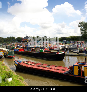 Bunte Narrowboats in Alvecote Marina, Coventry-Kanal, in der Nähe von Tamworth, Staffordshire, England, Vereinigtes Königreich, während die 2012-Alvecote Stockfoto