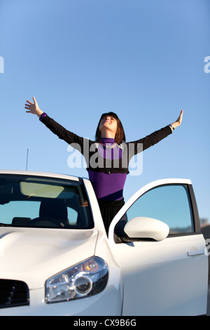 Schöne Frau genießen Sie ihr neues Auto Stockfoto