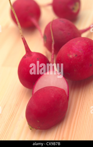 frische rote roh raddish über Kiefer Holztisch closeup Stockfoto