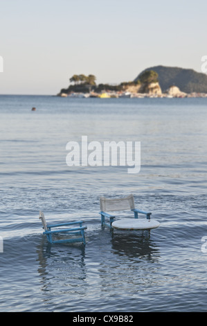 Ein Café im Ionischen Meer mit Blick auf Insel Agios Sostis, Griechenland Stockfoto