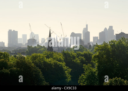 Alte neue Vertragsstadt der Skyline von London. Green London Regents Park im Vordergrund. England 2012 2010er Jahre UK HOMER SYKES Stockfoto