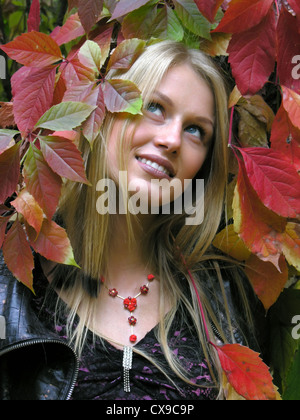 Porträt von attraktiven Frau im Herbst park Stockfoto