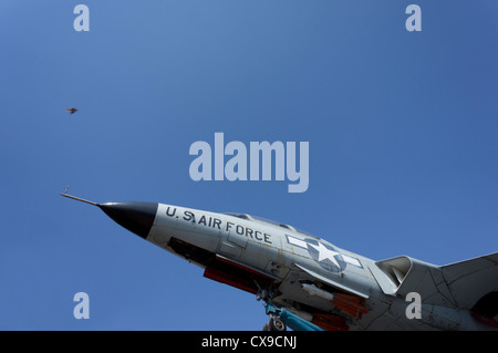 Ein Flugzeug der US Air Force F-101 Voodoo, Bestandteil der Büffel und Erie County Naval & Military Park, liegt zwar ein Vogel vorbei fliegt. Stockfoto