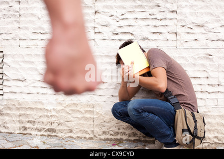 Teenager-Student mit Angst an seiner Schule (Tiefenschärfe) Stockfoto