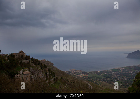 Blick auf das Schloss, Erice, Sizilien, Italien Stockfoto