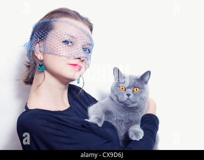 junge Frau in einen Schleier Holding grauen britische Katze Stockfoto