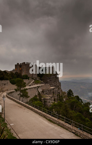 Blick auf das Schloss, Erice, Sizilien, Italien Stockfoto