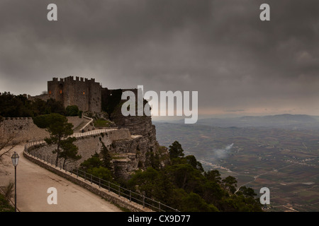 Blick auf das Schloss, Erice, Sizilien, Italien Stockfoto