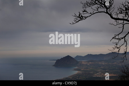 Blick auf das Schloss, Erice, Sizilien, Italien Stockfoto