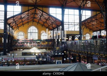 Im Inneren der großen/Zentrale Markthalle in Budapest (Nagycsarnok) auf Fővám Tér Stockfoto