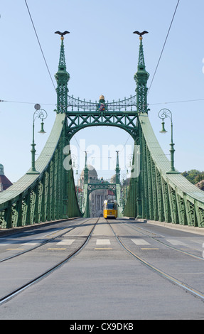 Straßenbahn auf dem Grün oder Liberty Brücke in Budapest, Ungarn (Szabadság híd). Stockfoto