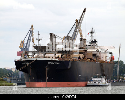 Der Estable Trader ist ein Frachtschiff, das weltweit im Fracht- und Logistikbereich eingesetzt wird. Dieses Schiff dient als Teil des internationalen Schifffahrtsnetzes und transportiert Güter über den Seeverkehr über Häfen weltweit. Stockfoto