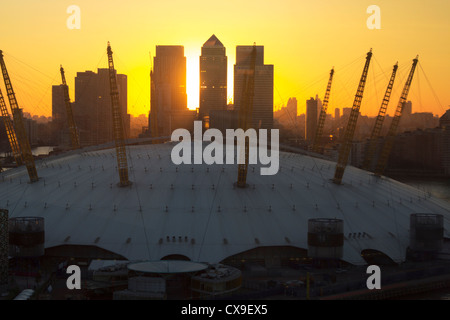 Die O2 Arena und Canary Wharf gesehen von Emirates Air Line Seilbahn - London Stockfoto