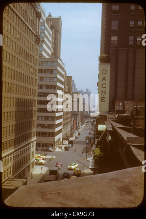 New Yorker Straßenszene 1949 1940s Farbe Kodachrome Straßenszene vertikale Ansicht Stockfoto