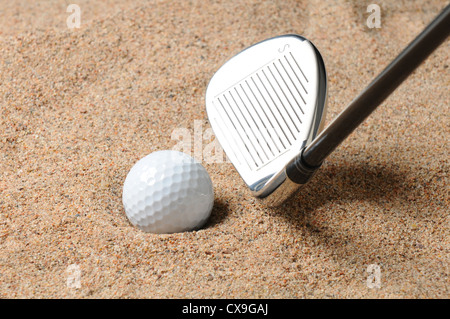 Golfball im Falle mit Sand Wedge den Golfball zu schlagen. In horizontalen Komposition mit textfreiraum hautnah. Stockfoto