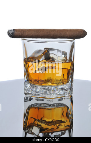Beleuchteten Zigarre auf Whiskeyglas mit Eiswürfeln und Reflexionen in Table Top - weißer Hintergrund Stockfoto