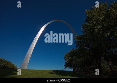 Das berühmte St. Louis Arch erhebt sich hoch über der Innenstadt und des Mississippi River. Stockfoto