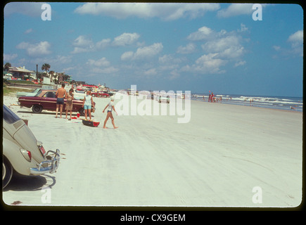 Touristen geparkt auf Daytona Beach 1968 Florida 1960er Jahre Sand Sandstrand Sommer wolkenloser Himmel Urlaubsreisen Stockfoto