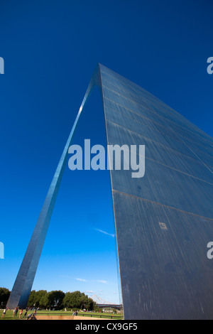 Das berühmte St. Louis Arch erhebt sich hoch über der Innenstadt und des Mississippi River. Stockfoto