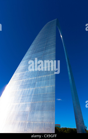 Das berühmte St. Louis Arch erhebt sich hoch über der Innenstadt und des Mississippi River. Stockfoto