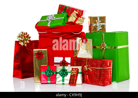 Meschotschek Rot Weihnachten voller und umgeben von Geschenk verpackt Geschenke, isoliert auf einem weißen Hintergrund. Stockfoto