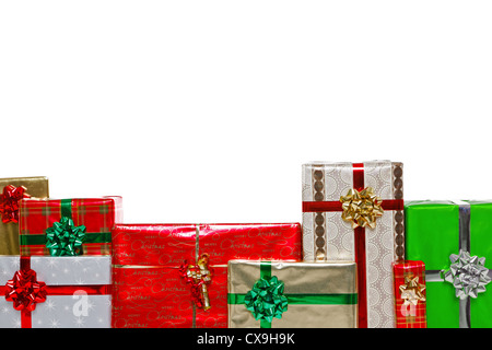 Eine Gruppe von Geschenk verpackt Weihnachtsgeschenke mit Schleifen und Bänder Stockfoto