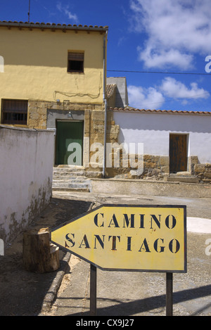 Spanien. Camino de Santiago-Wegweiser in einem spanischen Dorf. Stockfoto