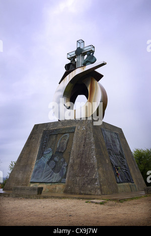 Denkmal zur Erinnerung an Besuch von Papst Johannes Paul II außerhalb von Santiago, Spanien. Stockfoto