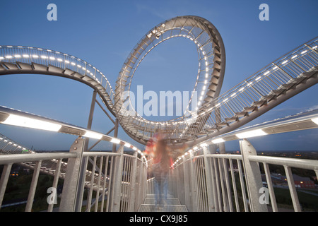 Die begehbare, große Outdoor-Achterbahn geformt Skulptur Tiger & Turtle – Magic Mountain, Wahrzeichen in Duisburg, Deutschland Stockfoto