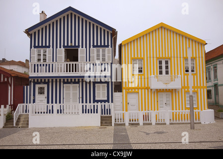 Dekorative Gebäude in Costa Nova in der Nähe von Aveiro in Portugal. Stockfoto