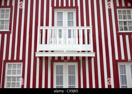 Dekorative Gebäude in Costa Nova in der Nähe von Aveiro in Portugal. Stockfoto