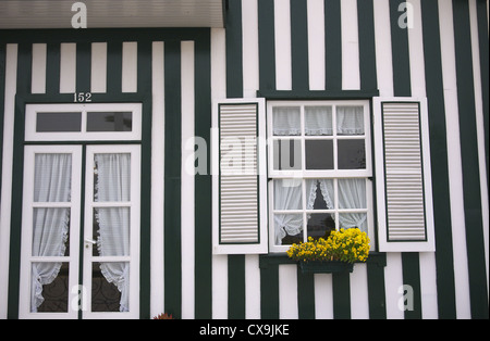 Dekorative Gebäude in Costa Nova in der Nähe von Aveira in Portugal. Stockfoto