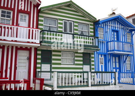 Dekorative Gebäude in Costa Nova in der Nähe von Aveiro in Portugal. Stockfoto