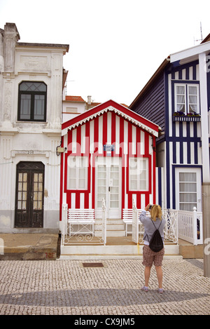 Dekorative Gebäude in Costa Nova in der Nähe von Aveiro in Portugal. Stockfoto