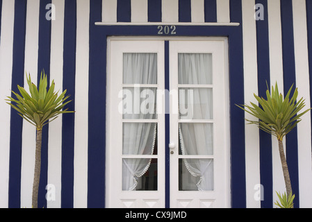 Dekorative Gebäude in Costa Nova in der Nähe von Aveiro in Portugal. Stockfoto