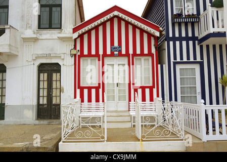 Dekorative Gebäude in Costa Nova in der Nähe von Aveiro in Portugal. Stockfoto