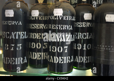 Flaschen von Madeira Jahrgangswein auf Verkauf in Lissabon, Portugal. Stockfoto